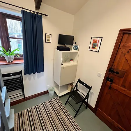 Lands End Hostel And B&B-3